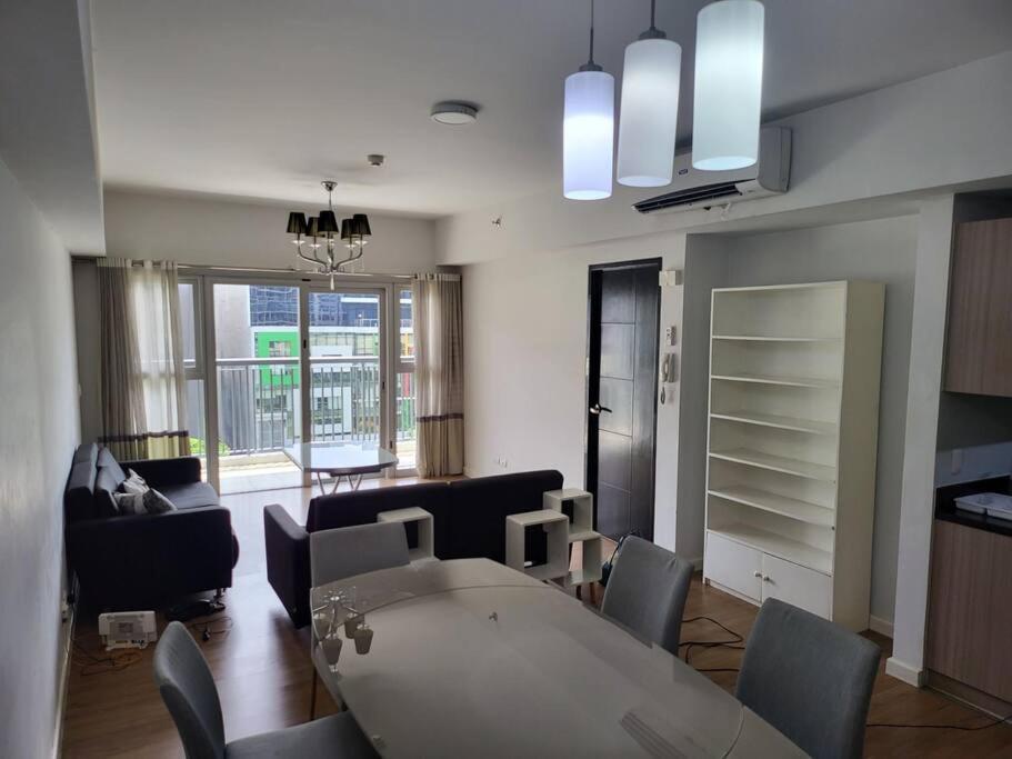 Luxury @ Bgc Sleeps 6 Comfortably Fast Wifi Pool! Apartment Manila Exterior photo
