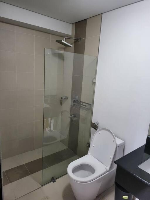 Luxury @ Bgc Sleeps 6 Comfortably Fast Wifi Pool! Apartment Manila Exterior photo